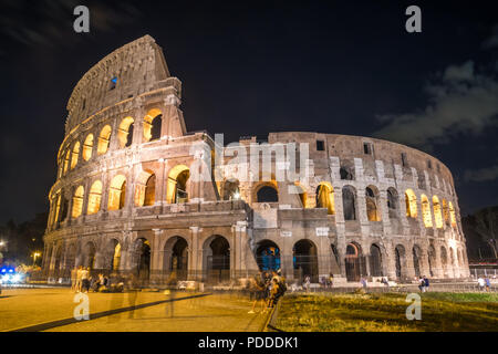 Coliseum (Colosseum romain) la nuit, l'une des principales attractions touristiques de Rome. L'Italie. Banque D'Images