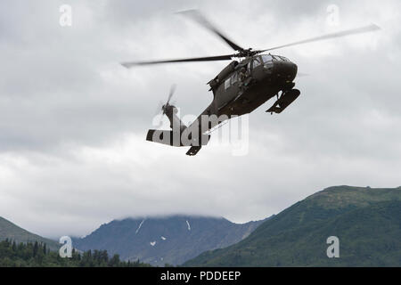 La Garde nationale de l'Alaska un UH-60 Black Hawk, avec le 1er Bataillon, 207e Régiment d'aviation, les approches de la zone d'atterrissage lors du transport des Marines américains avec le 1er Bataillon, 24e Régiment de Marines, au cours de la 4ème Division de marines Super Squad compétition à Joint Base Elmendorf-Richardson, Alaska, le 6 août 2018. Au cours de la concurrence de plusieurs jours, d'escouades de 1er et 3e bataillons, 23e Régiment de Marines et 1er Bataillon, 24e Régiment de Marines, exercé leurs compétences techniques et tactiques en participant à des événements qui a mis en évidence les opérations de défense/offensive, patrouiller techn Banque D'Images