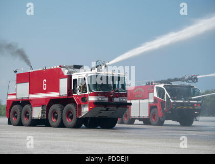 18e Escadron de génie civil camions incendie pulvériser de l'eau sur l'appareil d'entraînement durant l'entraînement au tir réel July 7th, 2018 à Kadena Air Base, au Japon. La formation est le premier dans le cadre d'un nouvel accord d'échange de connaissances entre JASDF et l'US Air Force les pompiers. (U.S. Air Force photo par un membre de la 1re classe Greg Erwin) Banque D'Images