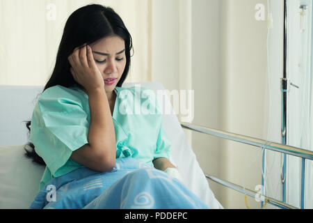 Jeune femme asiatique les patients se trouvant dans la salle. Les patients asiatiques avaient des maux de tête à l'hôpital. Banque D'Images