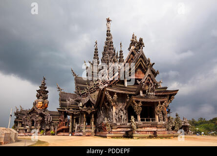 Vue sur le plus grand temple en bois du sanctuaire de la vérité situé au nord de la ville de Pattaya, Thaïlande Banque D'Images