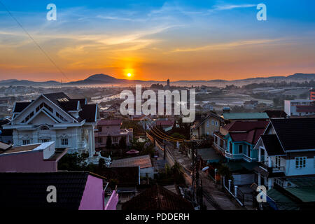 Aube sur Dalat avec ciel bleu et l'horizon d'or. Banque D'Images