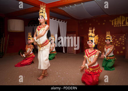 Filles dansant danse folklorique Apsara cambodgienne de Siem Reap, Cambodge ville Banque D'Images