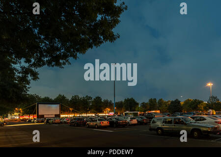 Regarder des films en plein air à partir de la voiture dans la ville stationnement sur une chaude nuit d'été Banque D'Images