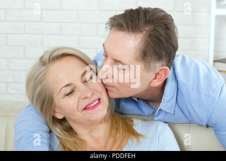 Beau couple d'âge moyen portrait isolé sur blanc. Banque D'Images