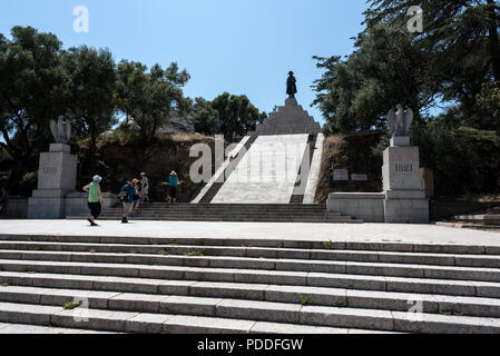 Une gigantesque statue de Napoléon Bonaparte, Ajaccio né le premier empereur de la France et au sommet d'une pyramide en forme de granit dans un parc d'oliviers, Place d'Aus Banque D'Images