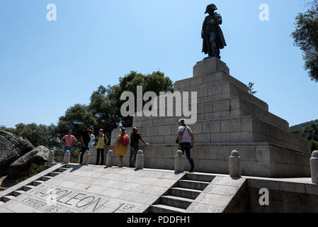 Une gigantesque statue de Napoléon Bonaparte, Ajaccio né le premier empereur de la France et au sommet d'une pyramide en forme de granit dans un parc d'oliviers, Place d'Aus Banque D'Images