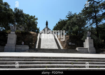 Une gigantesque statue de Napoléon Bonaparte, Ajaccio né le premier empereur de la France et au sommet d'une pyramide en forme de granit dans un parc d'oliviers, Place d'Aus Banque D'Images