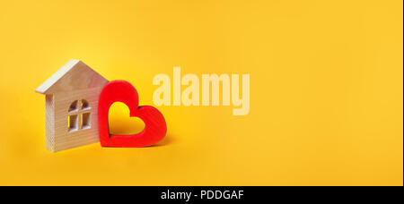 Maison avec un coeur. Chambre des amants. banner.Logement à prix abordable pour les jeunes familles. Pour les amoureux de couples. Valentine's day house. Les jeunes f Banque D'Images