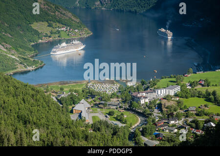 Bateau de croisière dans le Geirangerfjord, Norvège Banque D'Images