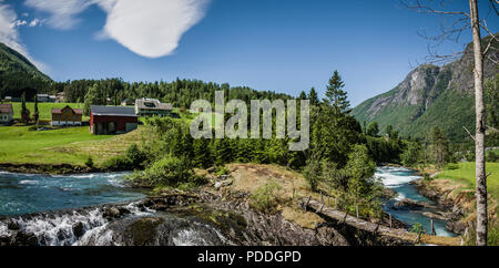 Vieux pont au-dessus de Loen, Norvège Banque D'Images