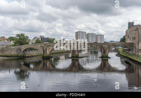 Historique Le Vieux Pont de Ayr en Ecosse qui s'écoule sur la rivière Ayr. Banque D'Images