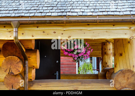 Tuiles en bois naturel de mélèze. Les bardeaux, les bardeaux, les bardeaux. Les bardeaux en bois est un revêtement unique et belle façade et toiture. Banque D'Images