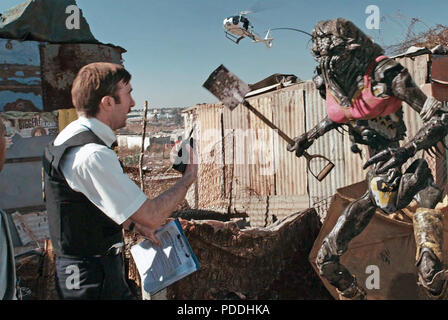 DISTRICT 9 2009 TriStar Pictures film avec Sharito Copley à gauche Banque D'Images