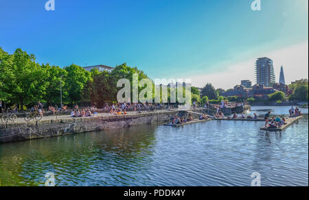 Shadwell Basin, Londres, UK - 7 mai 2018 : Avis de Shadwell Basin sur une journée ensoleillée avec beaucoup de gens assis, à discuter et profiter du soleil. Banque D'Images