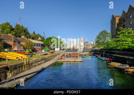 Shadwell Basin, Londres, UK - 7 mai 2018 : ciel bleu ensoleillé peut vue jour de Shadwell Basin Outdoor Activity Centre. Montre bateaux, canots et kayaks Banque D'Images