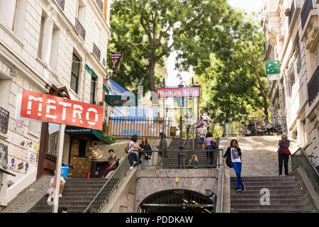 Paris Montmartre - Scène de rue près de la station de métro Lamarck - Caulaincourt à Montmartre, Paris, France, Europe. Banque D'Images