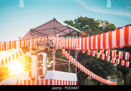 Le stade de l'Yaguro. Rouge-blanc papier lanternes Chochin décors pour la maison de Obon quand les gens de danse Bon Odori. Banque D'Images