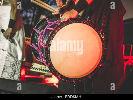 Tambour à double tête tambours Taiko o-kedo sur fond de scène. Instrument de musique d'Asie Corée, Japon, Chine Banque D'Images