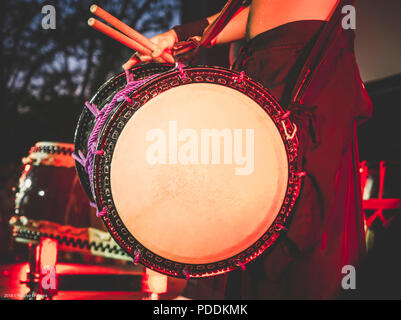 Tambour à double tête tambours Taiko o-kedo sur fond de scène. Instrument de musique d'Asie Corée, Japon, Chine Banque D'Images