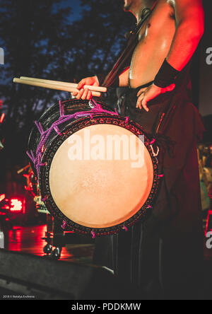 Tambour à double tête tambours Taiko o-kedo sur fond de scène. Instrument de musique d'Asie Corée, Japon, Chine Banque D'Images