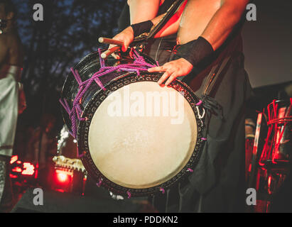 Tambour à double tête tambours Taiko o-kedo sur fond de scène. Instrument de musique d'Asie Corée, Japon, Chine Banque D'Images