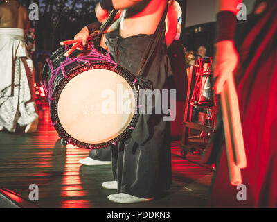 Tambour à double tête tambours Taiko o-kedo sur fond de scène. Instrument de musique d'Asie Corée, Japon, Chine Banque D'Images