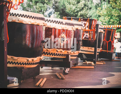 Montréal CANADA 05 20 2018 : Le Taiko est un des instruments de percussion japonaise le terme se rapporte à n'importe quel type de tambour se reporter à l'un des tambours japonais divers Banque D'Images