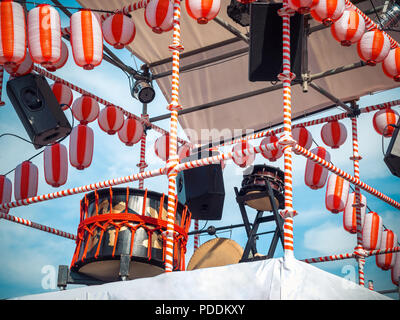 Le stade de l'Yaguro. Rouge-blanc papier lanternes Chochin décors pour la maison de Obon quand les gens de danse Bon Odori. Banque D'Images