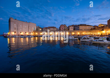 Vue nocturne de la vieille ville de Dubrovnik avec le fort Saint-Jean, Porporela pier et la marina, Dubrovnik, Croatie, Europe Banque D'Images