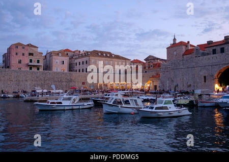 Bateaux à la marina abrite dans la vieille ville de Dubrovnik, Croatie, Europe Banque D'Images