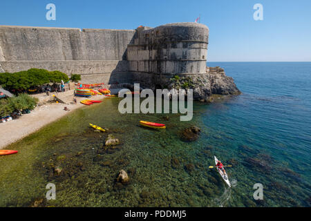 Vue aérienne de kayaks loisirs sur la mer Adriatique, par les murs de la ville de Dubrovnik, Croatie, Europe Banque D'Images