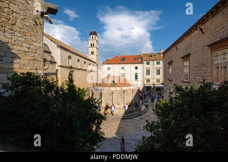 La grande fontaine d'Onofrio et l'église Saint-Sauveur à Dubrovnik, Croatie, Europe Banque D'Images