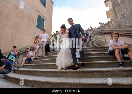 Les mariés Mariés juste marcher dans les escalier des Jésuites à Dubrovnik, Croatie, Europe Banque D'Images