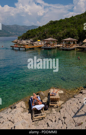 Les gens de la plage sur l'île de Sipan, îles Elaphites, près de Dubrovnik, Croatie, Europe Banque D'Images