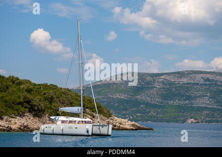 Sail yacht bateau ancré sur la mer Adriatique à côté de l'île de Sipan, îles Elaphites, près de Dubrovnik, Croatie, Europe Banque D'Images