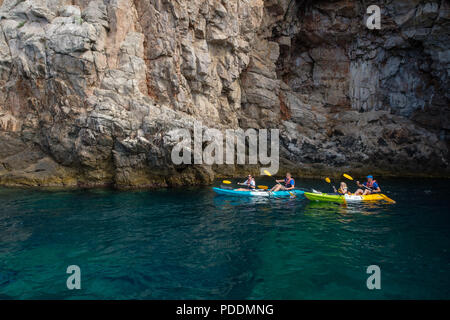 Personnes en kayak sur la mer près de Dubrovnik, Croatie, Europe Banque D'Images