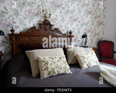 Libre d'une chambre à coucher et ornementé de lit dans cette belle grande maison de village en France. Photographies de l'intérieur de cette Maison de Maitre Banque D'Images