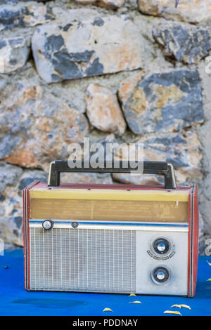Ancienne rétro radio avant de stone wall background Banque D'Images