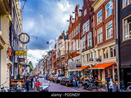 La Kerkstraat avec ses nombreux bâtiments historiques néerlandais typiques et magasins dans le centre de la vieille ville d'Amsterdam aux Pays-Bas Banque D'Images