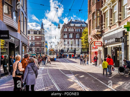 Une belle journée d'automne pour les piétons et les trams dans le célèbre et Leidsestraat occupé dans le centre d'Amsterdam aux Pays-Bas. Banque D'Images