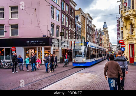 Les piétons et le tramway dans la rue commerçante animée de Leidsestraat dans le centre d'Amsterdam aux Pays-Bas Banque D'Images