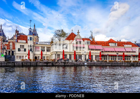 Loetje Centraal Restaurants et l'Office du tourisme sur le Damrak Canal près de la gare centrale dans le vieux centre-ville d'Amsterdam aux Pays-Bas Banque D'Images