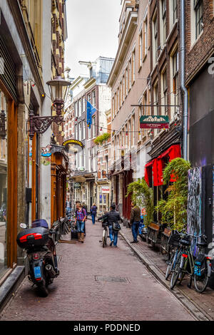 Des rues étroites avec des bâtiments historiques dans le centre de la vieille ville d'Amsterdam aux Pays-Bas Banque D'Images