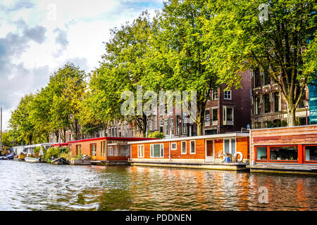 Une vue typique de péniches sont bordant la Waalseiland le canal près de Montelbaans Tower dans le vieux centre-ville d'Amsterdam, Pays-Bas Banque D'Images