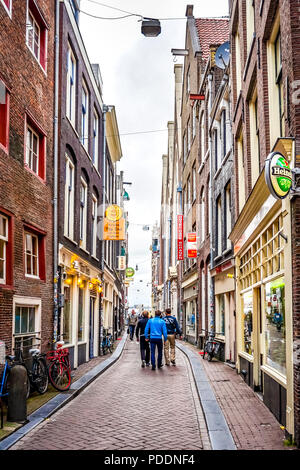Des rues étroites avec des bâtiments historiques dans le centre de la vieille ville d'Amsterdam aux Pays-Bas Banque D'Images