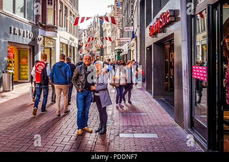 La Kalverstraat occupé, une célèbre rue commerçante et touristique dans le centre de la vieille ville d'Amsterdam d'une belle journée d'automne. Banque D'Images