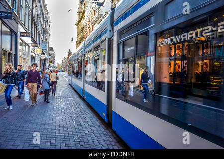 Les piétons et le tramway sur la rue commerçante animée de la Leidsestraat dans le centre d'Amsterdam aux Pays-Bas Banque D'Images