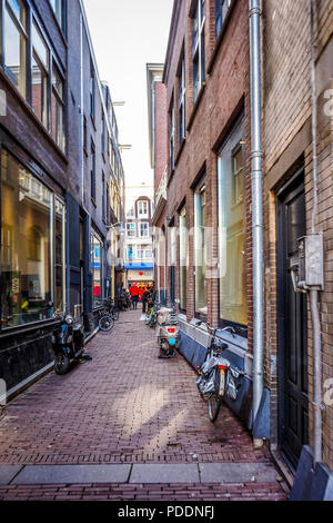 Une belle journée d'automne dans le célèbre Rues étroites remplies de vélos et bâtiments historiques dans le centre de la vieille ville d'Amsterdam aux Pays-Bas. Banque D'Images