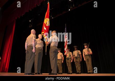 Le colonel du Corps des Marines des États-Unis d'une valeur Cal Jr., Brig. Le général sélectionnez, nouveau commandant général (CG), le commandement de l'instruction, se prépare à passer les couleurs de Sgt. Le major Jeffery G. Mossen, sergent-major, le commandement de l'instruction, pour le commandement de l'instruction, changement de commandement à la Warner Hall, Marine Corps Base Quantico, en Virginie, le 18 mai 2018. Le brig. Le général Jason Q. Bohm, CG sortant, le commandement de l'instruction, a quitté le commandement au Colonel Calvert Worth Jr., Brig. Le général sélectionnez entrant, CG, le commandement de l'instruction. Banque D'Images